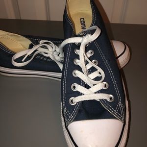 Navy blue converse low top sneakers